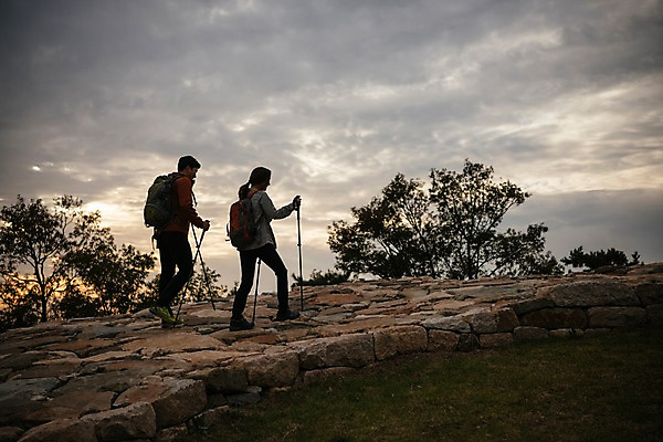 포토 자연요소 계절 길 뷰포인트 가방 관계 사람 동양인 청년 노을 트래킹 성 등산용품 경기도 파일형식 여주_지역 배낭 하늘 구름 어두운색 등산 돌길 등산스틱 옆모습 전신 JPG 20대 한국인 커플 두명 성인 여자 남자 여행 여주시 파사성 가을 성인만 주간 야외 아웃도어 일몰 취미 국내포토