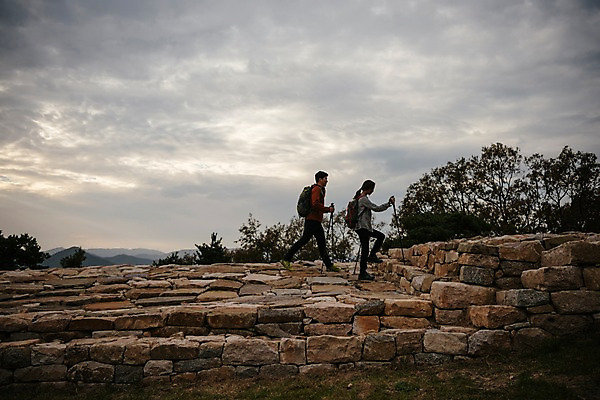포토 JPG 주간 전신 구름 커플 여자 남자 여행 배낭 하늘 아웃도어 사람 20대 성인 취미 야외 두명 옆모습 일몰 등산 한국인 가을 돌길 등산스틱 어두운색 성인만 파사성 국내포토 여주시 자연요소 계절 길 뷰포인트 가방 관계 동양인 청년 노을 트래킹 성 등산용품 경기도 파일형식 여주_지역