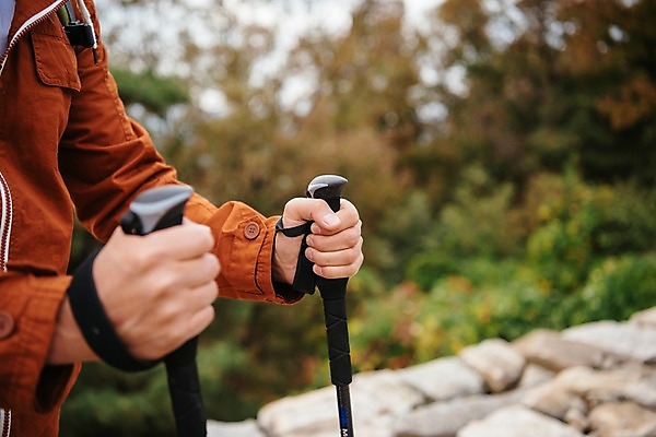 포토 JPG 주간 남자 여행 아웃도어 한명 사람 근접촬영 상반신 20대 성인 야외 아웃포커스 신체부위 한국인 양손 가을 잡기 돌길 등산스틱 폴대 성인남자한명만 파사성 국내포토 여주시 자연요소 1 손 계절 길 뷰포인트 모션 촬영기법 동양인 청년 막대기 성 등산용품 경기도 남자한명만 성인남자만 파일형식 여주_지역