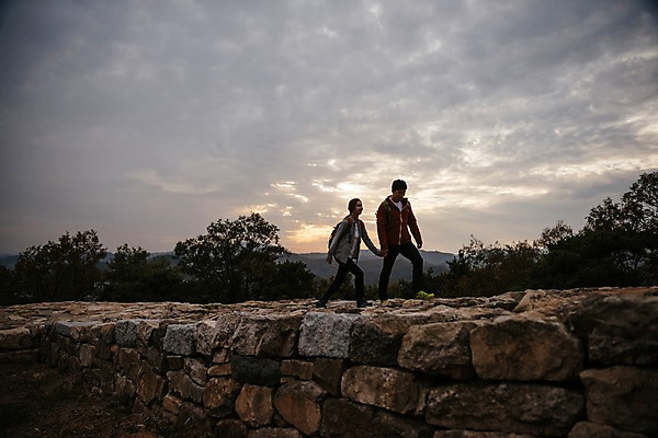 포토 JPG 주간 전신 나무 구름 커플 여자 남자 여행 배낭 하늘 아웃도어 사람 20대 성인 야외 두명 옆모습 걷기 손잡기 다정 일몰 한국인 가을 돌길 성인만 파사성 국내포토 여주시 자연요소 식물 계절 길 뷰포인트 컨셉 가방 관계 모션 동양인 청년 노을 성 경기도 파일형식 여주_지역