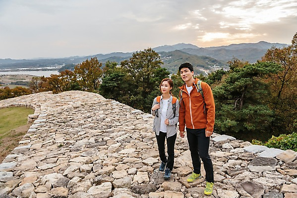 포토 JPG 주간 전신 구름 커플 응시 여자 남자 여행 배낭 하늘 산 아웃도어 서기 미소 사람 풍경 20대 성인 야외 두명 앞모습 옆모습 빛 한국인 가을 숲 돌길 성인만 파사성 국내포토 여주시 자연요소 시선 계절 길 뷰포인트 가방 관계 모션 표정 동양인 청년 성 경기도 파일형식 여주_지역