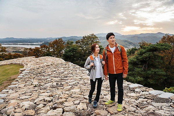 포토 JPG 주간 전신 구름 커플 응시 여자 남자 여행 배낭 하늘 산 아웃도어 서기 미소 사람 풍경 20대 성인 야외 두명 앞모습 한국인 가을 숲 돌길 성인만 파사성 국내포토 여주시 자연요소 시선 계절 길 뷰포인트 가방 관계 모션 표정 동양인 청년 성 경기도 파일형식 여주_지역