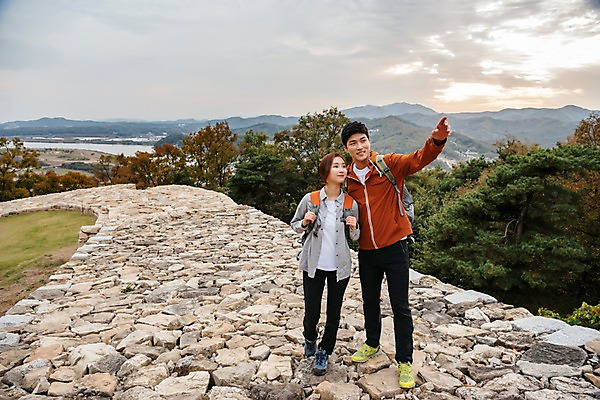 포토 JPG 주간 전신 커플 응시 여자 남자 여행 배낭 산 아웃도어 서기 미소 사람 풍경 20대 성인 야외 두명 앞모습 한국인 가을 가리킴 숲 돌길 성인만 파사성 국내포토 여주시 자연요소 시선 계절 길 뷰포인트 가방 관계 모션 표정 동양인 손짓 청년 성 경기도 파일형식 여주_지역
