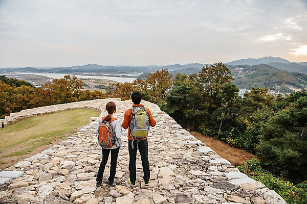 포토 JPG 주간 전신 커플 응시 여자 남자 여행 배낭 산 아웃도어 서기 사람 풍경 20대 성인 야외 두명 뒷모습 한국인 가을 숲 돌길 성인만 파사성 국내포토 여주시 자연요소 시선 계절 길 뷰포인트 가방 관계 모션 동양인 청년 성 경기도 파일형식 여주_지역