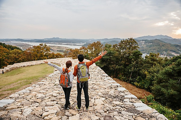 포토 JPG 주간 전신 구름 커플 여자 남자 여행 배낭 하늘 팔벌리기 산 아웃도어 서기 사람 풍경 20대 성인 야외 두명 뒷모습 만세 한국인 가을 숲 돌길 성인만 파사성 국내포토 여주시 자연요소 계절 길 뷰포인트 가방 관계 모션 동양인 청년 성 경기도 파일형식 여주_지역