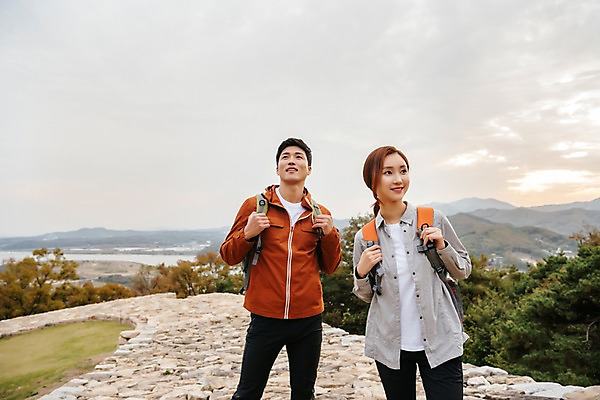포토 JPG 주간 구름 커플 응시 여자 남자 여행 배낭 산 아웃도어 서기 미소 사람 상반신 20대 성인 야외 두명 앞모습 한국인 가을 잡기 숲 돌길 성인만 파사성 국내포토 여주시 자연요소 시선 계절 길 뷰포인트 가방 관계 모션 표정 동양인 청년 성 경기도 파일형식 여주_지역