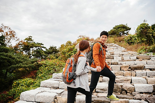 포토 JPG 주간 전신 구름 커플 여자 남자 여행 배낭 아웃도어 사람 풍경 상반신 20대 성인 야외 두명 옆모습 뒷모습 손잡기 다정 한국인 가을 도움 당기기 오르기 돌계단 성인만 파사성 국내포토 여주시 자연요소 계절 뷰포인트 컨셉 가방 관계 모션 동양인 청년 계단 돌_바위 성 경기도 파일형식 여주_지역