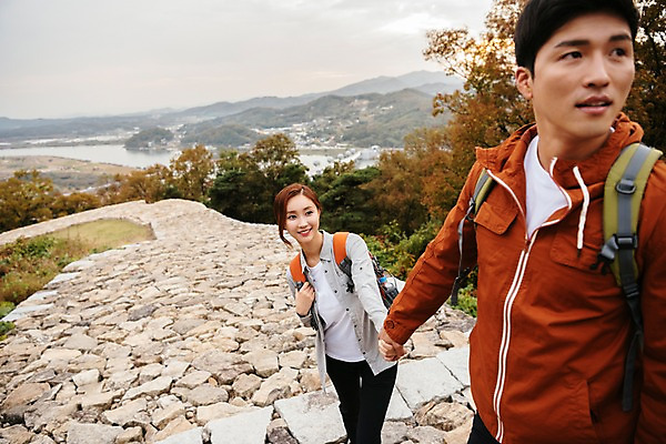 포토 JPG 주간 커플 응시 여자 남자 여행 배낭 아웃도어 미소 사람 풍경 상반신 20대 성인 야외 두명 앞모습 옆모습 손잡기 다정 한국인 가을 도움 당기기 돌길 성인만 파사성 국내포토 여주시 자연요소 시선 계절 길 뷰포인트 컨셉 가방 관계 모션 표정 동양인 청년 성 경기도 파일형식 여주_지역