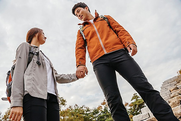 포토 JPG 주간 구름 커플 응시 여자 남자 로우앵글 여행 배낭 하늘 아웃도어 미소 사람 상반신 20대 성인 야외 두명 앞모습 옆모습 마주보기 손잡기 다정 한국인 가을 오르기 돌계단 성인만 파사성 국내포토 여주시 자연요소 시선 계절 뷰포인트 컨셉 가방 관계 모션 표정 동양인 청년 계단 돌_바위 성 경기도 파일형식 여주_지역