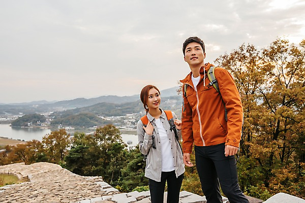 포토 JPG 주간 커플 응시 여자 남자 여행 배낭 아웃도어 서기 미소 사람 풍경 상반신 20대 성인 야외 두명 앞모습 한국인 가을 돌계단 성인만 파사성 국내포토 여주시 자연요소 시선 계절 뷰포인트 가방 관계 모션 표정 동양인 청년 계단 돌_바위 성 경기도 파일형식 여주_지역