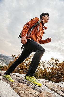 포토 JPG 주간 전신 구름 남자 로우앵글 여행 배낭 하늘 아웃도어 한명 미소 사람 풍경 20대 성인 야외 걷기 한국인 가을 오르기 돌계단 성인남자한명만 파사성 국내포토 여주시 자연요소 1 계절 뷰포인트 가방 모션 표정 동양인 청년 계단 돌_바위 성 경기도 남자한명만 성인남자만 파일형식 여주_지역