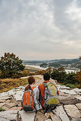 포토 JPG 주간 구름 커플 여자 남자 여유 여행 배낭 하늘 휴식 아웃도어 사람 앉기 풍경 상반신 20대 성인 야외 두명 뒷모습 한국인 가을 돌계단 성인만 파사성 국내포토 여주시 자연요소 계절 감정 뷰포인트 컨셉 가방 관계 모션 동양인 청년 계단 돌_바위 성 경기도 파일형식 여주_지역