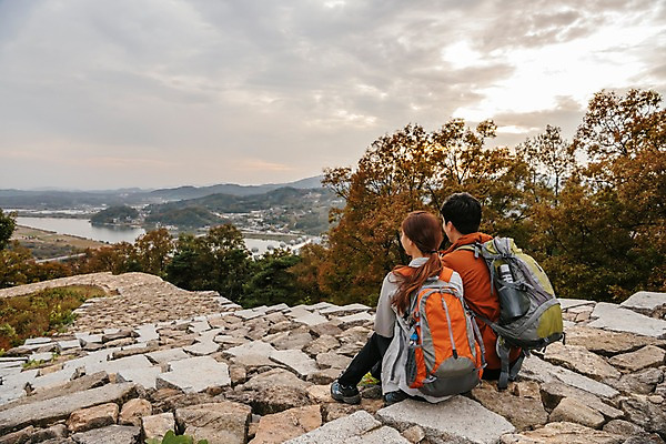 포토 JPG 주간 전신 구름 커플 응시 여자 남자 여유 여행 배낭 하늘 휴식 아웃도어 사람 앉기 풍경 상반신 20대 성인 야외 두명 뒷모습 한국인 가을 돌계단 성인만 파사성 국내포토 여주시 자연요소 시선 계절 감정 뷰포인트 컨셉 가방 관계 모션 동양인 청년 계단 돌_바위 성 경기도 파일형식 여주_지역
