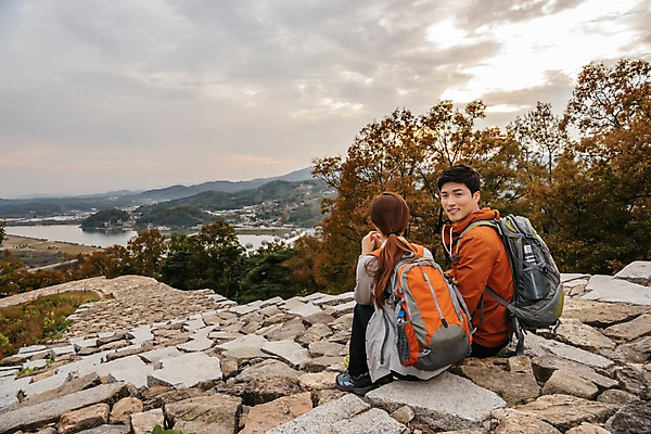 포토 JPG 주간 구름 커플 응시 여자 남자 여유 여행 배낭 하늘 휴식 아웃도어 미소 사람 앉기 풍경 상반신 20대 성인 야외 두명 옆모습 강 한국인 가을 뒤돌아보기 돌계단 성인만 파사성 국내포토 여주시 자연요소 시선 계절 감정 뷰포인트 컨셉 가방 관계 모션 표정 동양인 청년 계단 돌_바위 성 경기도 파일형식 여주_지역