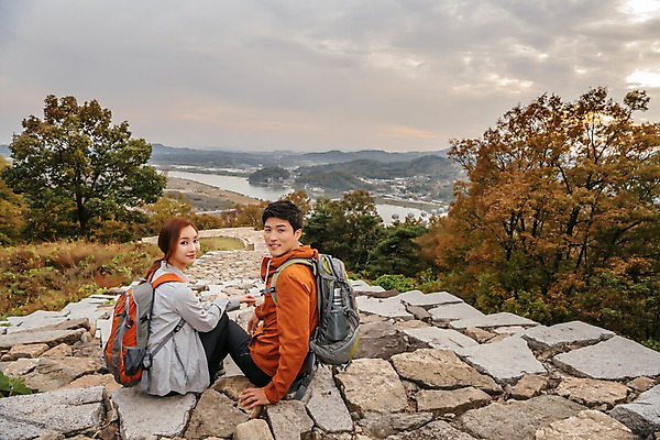 포토 JPG 주간 나무 커플 응시 여자 남자 여유 여행 배낭 하늘 휴식 아웃도어 미소 사람 앉기 풍경 상반신 20대 성인 야외 두명 뒷모습 한국인 가을 뒤돌아보기 돌계단 성인만 파사성 국내포토 여주시 자연요소 식물 시선 계절 감정 뷰포인트 컨셉 가방 관계 모션 표정 동양인 청년 계단 돌_바위 성 경기도 파일형식 여주_지역