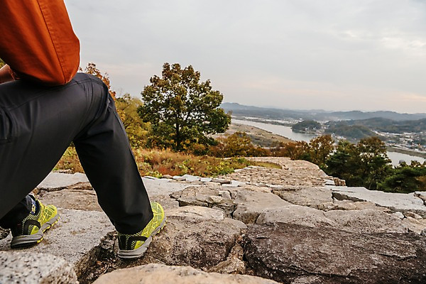 포토 JPG 주간 나무 남자 여행 휴식 아웃도어 한명 사람 앉기 풍경 20대 성인 야외 뒷모습 한국인 하반신 가을 들풀 돌계단 성인남자한명만 파사성 국내포토 여주시 자연요소 식물 1 계절 뷰포인트 컨셉 모션 동양인 청년 계단 돌_바위 성 경기도 남자한명만 성인남자만 파일형식 여주_지역