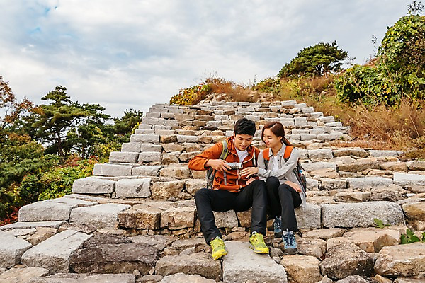 포토 JPG 주간 전신 나무 커플 여자 남자 여유 여행 배낭 휴식 아웃도어 미소 사람 앉기 풍경 20대 성인 야외 두명 앞모습 한국인 가을 붓기 들풀 돌계단 보온병 성인만 파사성 국내포토 여주시 자연요소 식물 계절 감정 뷰포인트 컨셉 가방 관계 모션 표정 동양인 청년 계단 돌_바위 성 경기도 파일형식 여주_지역