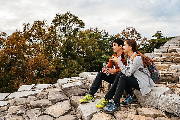 포토 JPG 주간 전신 나무 커플 응시 여자 남자 여유 여행 배낭 하늘 휴식 아웃도어 미소 사람 앉기 풍경 20대 성인 야외 두명 옆모습 한국인 가을 돌계단 보온병 성인만 파사성 국내포토 여주시 자연요소 식물 시선 계절 감정 뷰포인트 컨셉 가방 관계 모션 표정 동양인 청년 계단 돌_바위 성 경기도 파일형식 여주_지역