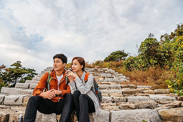 포토 JPG 주간 나무 구름 커플 응시 여자 남자 여유 여행 배낭 하늘 휴식 아웃도어 미소 사람 앉기 풍경 상반신 20대 성인 야외 두명 앞모습 한국인 가을 들풀 돌계단 성인만 파사성 국내포토 여주시 자연요소 식물 시선 계절 감정 뷰포인트 컨셉 가방 관계 모션 표정 동양인 청년 계단 돌_바위 성 경기도 파일형식 여주_지역