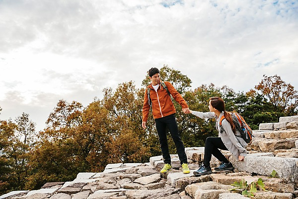 포토 JPG 주간 전신 나무 구름 커플 응시 여자 남자 여행 배낭 하늘 아웃도어 서기 미소 사람 앉기 풍경 20대 성인 야외 두명 앞모습 옆모습 손잡기 다정 한국인 가을 도움 돌계단 성인만 파사성 국내포토 여주시 자연요소 식물 시선 계절 뷰포인트 컨셉 가방 관계 모션 표정 동양인 청년 계단 돌_바위 성 경기도 파일형식 여주_지역