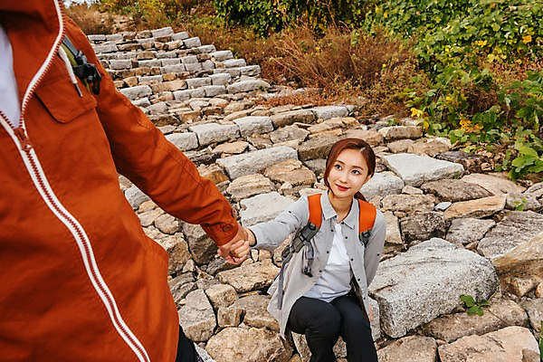 포토 JPG 주간 커플 응시 여자 남자 여행 배낭 아웃도어 서기 미소 사람 앉기 풍경 상반신 20대 성인 야외 두명 앞모습 옆모습 손잡기 다정 한국인 가을 도움 들풀 돌계단 성인만 파사성 국내포토 여주시 자연요소 시선 계절 뷰포인트 컨셉 가방 관계 모션 표정 동양인 청년 계단 돌_바위 성 경기도 파일형식 여주_지역