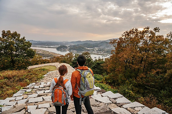 포토 JPG 주간 나무 구름 커플 여자 남자 여행 배낭 하늘 아웃도어 서기 사람 풍경 상반신 20대 성인 야외 두명 뒷모습 강 일몰 한국인 가을 돌계단 성인만 파사성 국내포토 여주시 자연요소 식물 계절 뷰포인트 가방 관계 모션 동양인 청년 계단 노을 돌_바위 성 경기도 파일형식 여주_지역