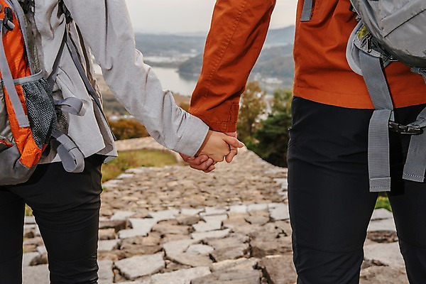 포토 JPG 주간 손 커플 여자 남자 여행 배낭 아웃도어 서기 사람 풍경 근접촬영 상반신 20대 성인 야외 두명 뒷모습 신체부위 강 손잡기 다정 한국인 가을 돌계단 성인만 파사성 국내포토 여주시 자연요소 계절 뷰포인트 컨셉 가방 관계 모션 동양인 청년 계단 돌_바위 성 경기도 파일형식 여주_지역