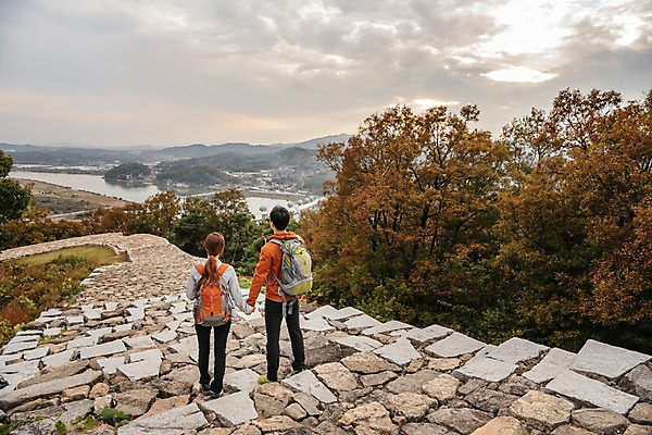 포토 JPG 주간 전신 나무 구름 커플 여자 남자 여행 배낭 하늘 아웃도어 서기 사람 풍경 20대 성인 야외 두명 뒷모습 강 손잡기 다정 한국인 가을 돌계단 성인만 파사성 국내포토 여주시 자연요소 식물 계절 뷰포인트 컨셉 가방 관계 모션 동양인 청년 계단 돌_바위 성 경기도 파일형식 여주_지역