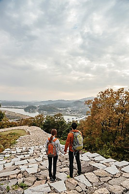 포토 JPG 주간 전신 나무 구름 커플 여자 남자 여행 배낭 하늘 아웃도어 서기 사람 풍경 20대 성인 야외 두명 뒷모습 강 손잡기 다정 한국인 가을 돌계단 성인만 파사성 국내포토 여주시 자연요소 식물 계절 뷰포인트 컨셉 가방 관계 모션 동양인 청년 계단 돌_바위 성 경기도 파일형식 여주_지역