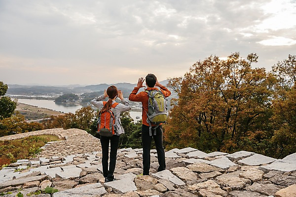 포토 JPG 주간 전신 나무 구름 커플 여자 남자 여행 배낭 하늘 아웃도어 서기 사람 풍경 손짓 20대 성인 야외 두명 뒷모습 강 외침 한국인 가을 돌계단 메아리 성인만 파사성 국내포토 여주시 자연요소 식물 계절 뷰포인트 가방 관계 모션 동양인 청년 계단 소리 돌_바위 성 경기도 파일형식 여주_지역