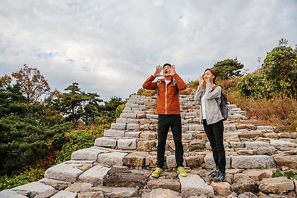 포토 JPG 주간 전신 나무 구름 커플 여자 남자 여행 배낭 하늘 산 아웃도어 서기 미소 사람 풍경 손짓 20대 성인 야외 두명 앞모습 외침 한국인 가을 들풀 돌계단 메아리 성인만 파사성 국내포토 여주시 자연요소 식물 계절 뷰포인트 가방 관계 모션 표정 동양인 청년 계단 소리 돌_바위 성 경기도 파일형식 여주_지역