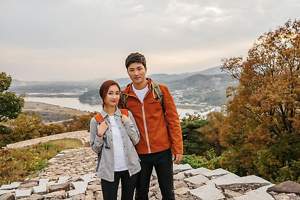 포토 JPG 주간 나무 구름 커플 응시 여자 남자 여행 배낭 하늘 아웃도어 서기 미소 사람 풍경 상반신 20대 성인 야외 두명 앞모습 강 한국인 가을 돌계단 성인만 파사성 국내포토 여주시 자연요소 식물 시선 계절 뷰포인트 가방 관계 모션 표정 동양인 청년 계단 돌_바위 성 경기도 파일형식 여주_지역