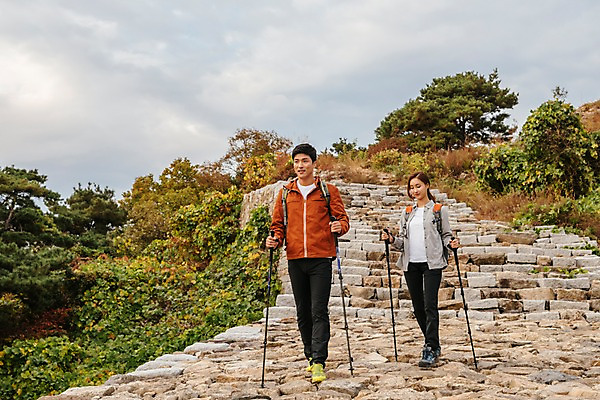 포토 JPG 주간 전신 나무 구름 커플 여자 남자 여행 배낭 하늘 산 아웃도어 미소 사람 풍경 20대 성인 취미 야외 두명 앞모습 걷기 등산 한국인 가을 돌계단 돌길 등산스틱 성인만 파사성 내려오기 국내포토 여주시 자연요소 식물 계절 길 뷰포인트 가방 관계 모션 표정 동양인 청년 계단 트래킹 돌_바위 성 등산용품 경기도 파일형식 여주_지역