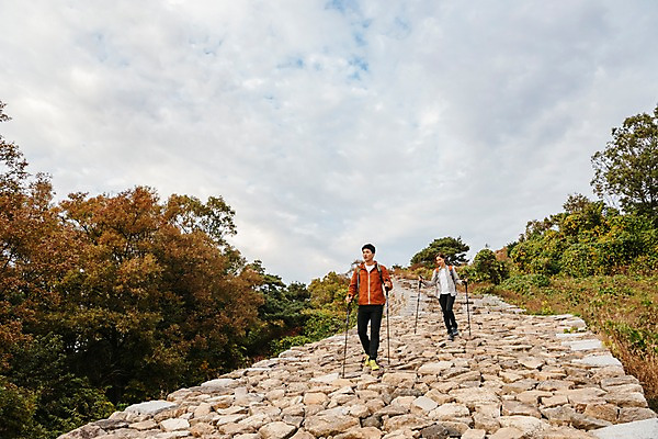 포토 JPG 주간 전신 나무 구름 커플 여자 남자 여행 배낭 하늘 산 아웃도어 사람 풍경 20대 성인 취미 야외 두명 앞모습 걷기 등산 한국인 가을 돌길 등산스틱 성인만 파사성 내려오기 국내포토 여주시 자연요소 식물 계절 길 뷰포인트 가방 관계 모션 동양인 청년 트래킹 성 등산용품 경기도 파일형식 여주_지역
