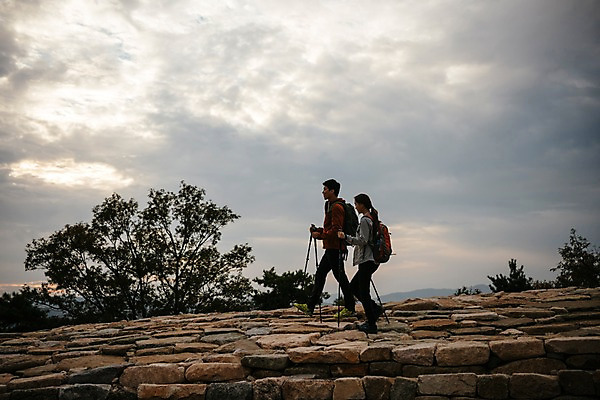 포토 자연요소 식물 계절 길 뷰포인트 가방 관계 모션 사람 동양인 청년 노을 트래킹 성 등산용품 경기도 파일형식 여주_지역 산 구름 일몰 나무 돌길 배낭 등산스틱 내려오기 옆모습 전신 JPG 20대 한국인 커플 두명 성인 여자 남자 여행 여주시 파사성 가을 성인만 주간 야외 아웃도어 취미 등산 국내포토