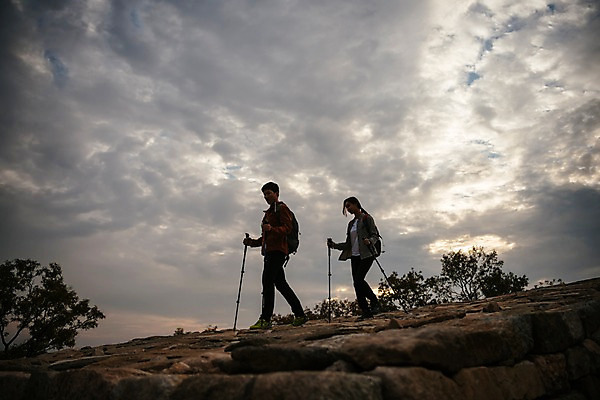 포토 JPG 주간 전신 나무 구름 커플 여자 남자 여행 배낭 산 아웃도어 사람 20대 성인 취미 야외 두명 옆모습 일몰 등산 한국인 가을 언덕 등산스틱 성인만 파사성 내려오기 국내포토 여주시 자연요소 식물 계절 뷰포인트 가방 관계 모션 동양인 청년 노을 트래킹 성 등산용품 경기도 파일형식 여주_지역