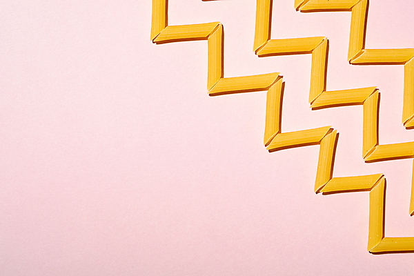 포토 JPG 해외이미지 사람없음 일렬 지그재그 펜네 카피스페이스 분홍색배경 해외포토 분홍색 백그라운드 파스타 공백 파일형식 이미지허브