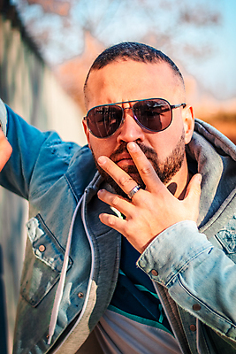 포토 JPG 해외이미지 백인 모델 라이프스타일 응시 옷 계절 공원 남자 행복 얼굴 스포츠 포즈 백그라운드 모션 휴식 거리 건강 한명 사람 앉기 성인 야외 운동 유행 코트 가을 흰색 도시 내추럴 스타일 해외포토 서양인 1 시선 공공시설 감정 컬러 컨셉 생활 신체부위 외투 파일형식 이미지허브