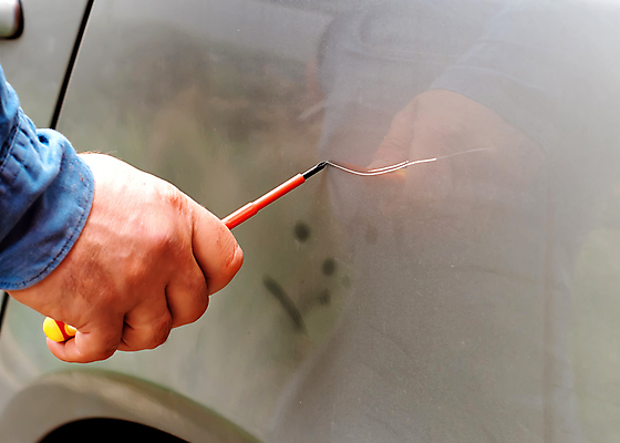 포토 JPG 해외이미지 손 컨셉 비즈니스 손가락 자동차 열쇠 관리 안전 사람없음 금속 손상 흰색 잡기 못 위험 보험 고립 해외포토 육상교통 컬러 모션 재질 신체부위 공구 파일형식 이미지허브