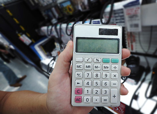 포토 JPG 해외이미지 손 교육 컨셉 비즈니스 통신 학교 사람 사람없음 금융 사무실 숫자 스크린 검은색 장비 계산기 정보 잡기 업무 수학 계산 플러스 오브젝트 전자 회계 카운트 키패드 해외포토 문자 기호 컬러 교과목 모션 문구용품 신체부위 경제 작업 파일형식 이미지허브