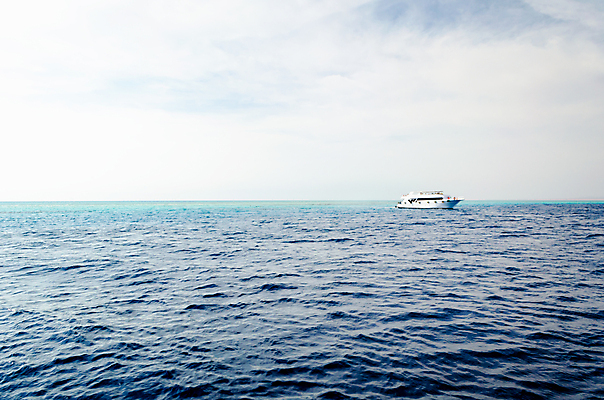 포토 JPG 해외이미지 구름 계절 바다 여행 하늘색 백그라운드 교통시설 자연 하늘 낚시 휴가 휴식 수영장 이집트 사람 풍경 사람없음 물 파란색 수영 보트 크루즈 휴양지 다이빙 암초 홍해 화창 수평선 해외포토 자연요소 컬러 교통 컨셉 배_교통 아프리카 레저 날씨 장소 수상스포츠 시설 생태계 수중스포츠 파일형식 이미지허브