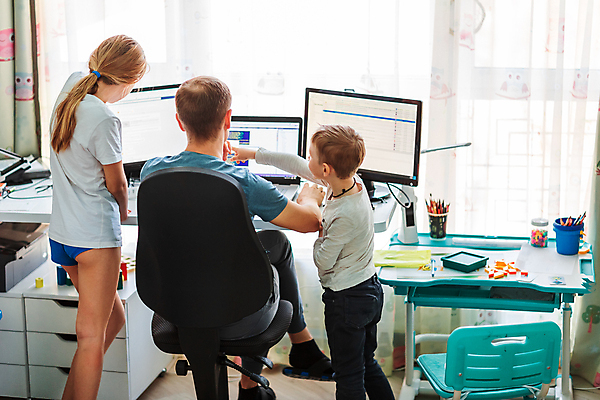 포토 JPG 해외이미지 백인 직업 라이프스타일 남자 아들 어린이 거실 인터넷 비즈니스 통신 가정 가족 놀이 탁자 주택 함께함 실내 사람 앉기 소년 성인 세명 노트북 컴퓨터 사무실 공책 방 육아 아기 업무 작업 아빠 연결 책상 바쁨 걸음마 돌봄 프리랜서 해외포토 서양인 가구 컨셉 관계 모션 문구용품 내부 건물 생활 전자제품 파일형식 이미지허브