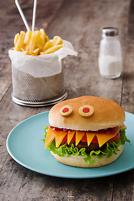 포토 JPG 해외이미지 접시 패스트푸드 실내 사람없음 한개 할로윈 감자튀김 햄버거 인스턴트 정크푸드 소금 몬스터 소금통 나무배경 해외포토 1 식기 음식 백그라운드 감자 내부 튀김 파일형식 이미지허브