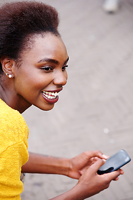 포토 JPG 해외이미지 모델 1 라이프스타일 손 응시 여자 행복 백그라운드 텍스트 모바일 거리 한명 사람 성인 옆모습 스마트폰 유행 우주 스크린 검은색 기쁨 잡기 도시 메시지 전화기 스마트 스타일 해외포토 시선 감정 뷰포인트 컬러 컨셉 모션 생활 신체부위 핸드폰 스마트기기 파일형식 이미지허브