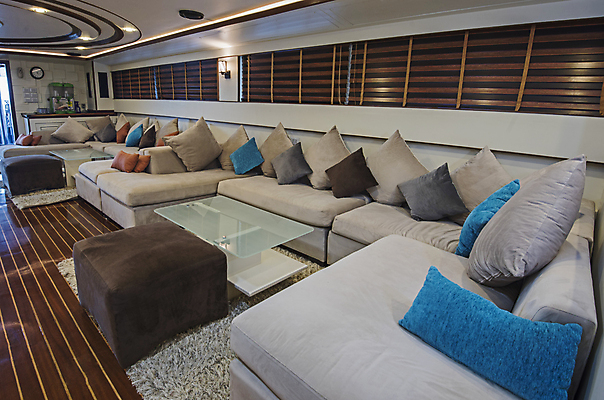 포토 JPG 해외이미지 바다 여행 가구 쿠션 거실 요트 오렌지 창문 탁자 휴가 항해 실내 사람없음 내부 목재 장식 파란색 빛 소파 갈색 상점 카펫 기쁨 흰색 보트 고급 큼 크루즈 함선 나무바닥 시각장애인 해외포토 나무 감정 컬러 생활용품 컨셉 배_교통 의자 과일 재료 바닥 크기 장애인 파일형식 이미지허브