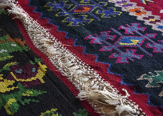 포토 JPG 해외이미지 전통 디자인 백그라운드 패턴 일러스트 건축양식 추상 미술 여러명 사람없음 내부 장식 빨간색 초록색 파란색 컬러풀 유행 카펫 매트 수확 골동품 직물 중세 재산 이슬람교 공예 질감 복고 자수 짜임 양모 발칸반도 엘리먼트 옛날 핸드메이드 튀르키예 해외포토 건축 아시아 종교 컬러 다수 무늬 농업 문화예술 사람 취미 금융 역사 파일형식 이미지허브