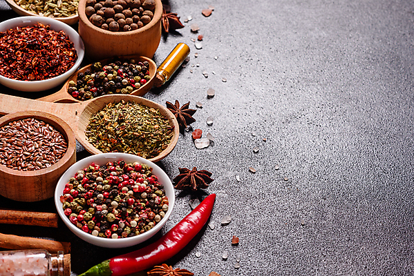 포토 JPG 해외이미지 백그라운드 잎 재료 고추 탁자 파프리카 건조 마늘 요리 씨앗 동양인 사람없음 빨간색 초록색 컬러풀 주방 숟가락 검은색 어둠 양념 조미료 사발 고수 맛 가루 인도인 허브 메뉴 유기농 매움 아로마 소금 향 레시피 후추 카레 생강 바질 로즈메리 시나몬 강황 해외포토 외국인 식물 웰빙 음식 컬러 가구 컨셉 채소 식재료 수저 인종 사기그릇 향신료 향미료 파일형식 이미지허브