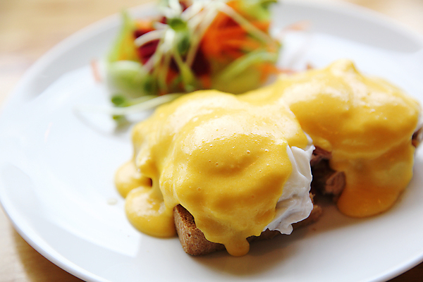 포토 JPG 해외이미지 접시 빵 실내 근접촬영 사람없음 아웃포커스 아침식사 미국음식 수란 에그베네딕트 해외포토 식기 음식 뷰포인트 서양음식 촬영기법 샌드위치 내부 식사 파일형식 이미지허브