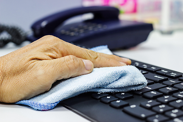 포토 JPG 해외이미지 손 컨셉 비즈니스 통신 안전 사람없음 노트북 컴퓨터 사무실 펼침 터치 키보드 업무 바이러스 청소 예방 지역 해결 살인 소셜 중고 해외포토 모션 신체부위 전자제품 작업 범죄 파일형식 이미지허브