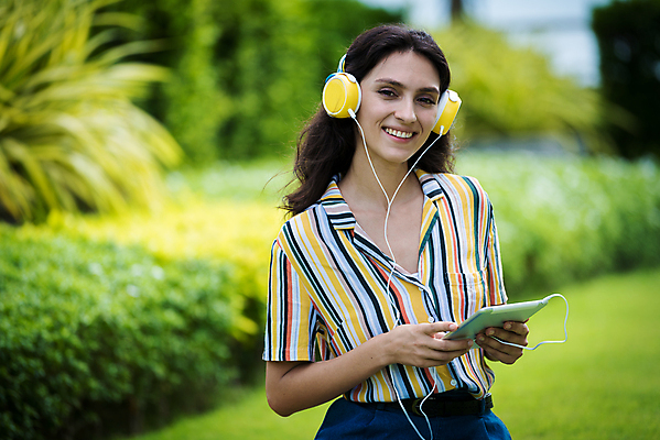 포토 JPG 해외이미지 백인 모델 라이프스타일 공원 여자 행복 음악 셔츠 인터넷 비즈니스 자연 놀이 휴식 한명 서기 미소 웃음 성인 야외 가로 캐주얼 세로 초록색 여름 알약 노란색 유행 정원 맑음 헤드폰 봄 듣기 청바지 닫기 어깨 식물원 전경 해외포토 서양인 1 옷 계절 공공시설 감정 컬러 음향기기 컨셉 상의 바지 모션 날씨 문화예술 표정 사람 풍경 생활 신체부위 약 생태계 파일형식 탑뷰 이미지허브